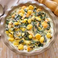 Gnocchi zapiekane ze szpinakiem, wędzonym łososiem i beszamelem