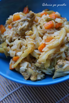 Kurczak curry smażony z warzywami i ryżem