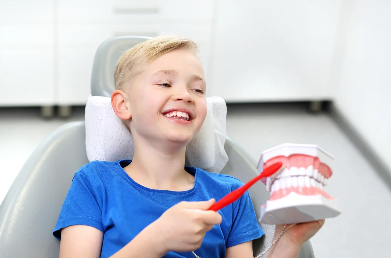 To nie słodycze psują zęby najbardziej! Prawdziwy wróg próchnicy może Cię zaskoczyć