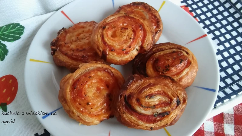 Rollsy francuskie z szynką i serem. Zakręcone ślimaczki z ciasta francuskiego.