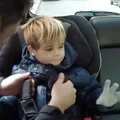 Zapinanie dziecka w foteliku samochodowym – wielu robi to źle, narażając bezpieczeństwo dziecka!