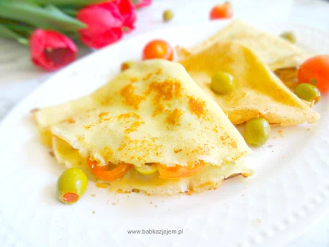 Naleśniki wytrawne z oliwkami, pomidorkami koktajlowymi i mozzarellą