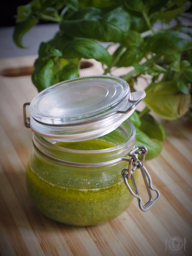 Pesto z bazylii (Keto, Paleo, LowCarb, bez nabiału)