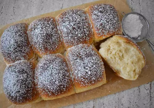 Puszyste drożdżowe brioszki ze śmietaną