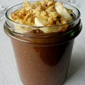 Czekoladowy pudding chia z bananem i orzechami włoskimi