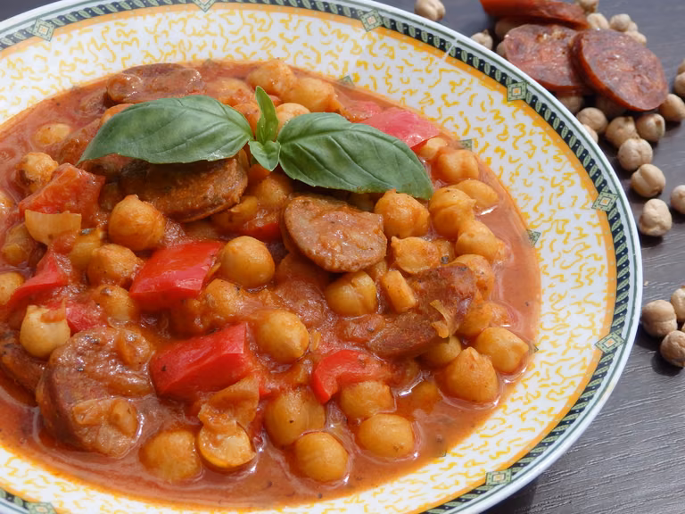 Cieciorka z chorizo w sosie pomidorowym