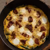 Frittata ze szparagami, suszonymi pomidorami i mozzarellą