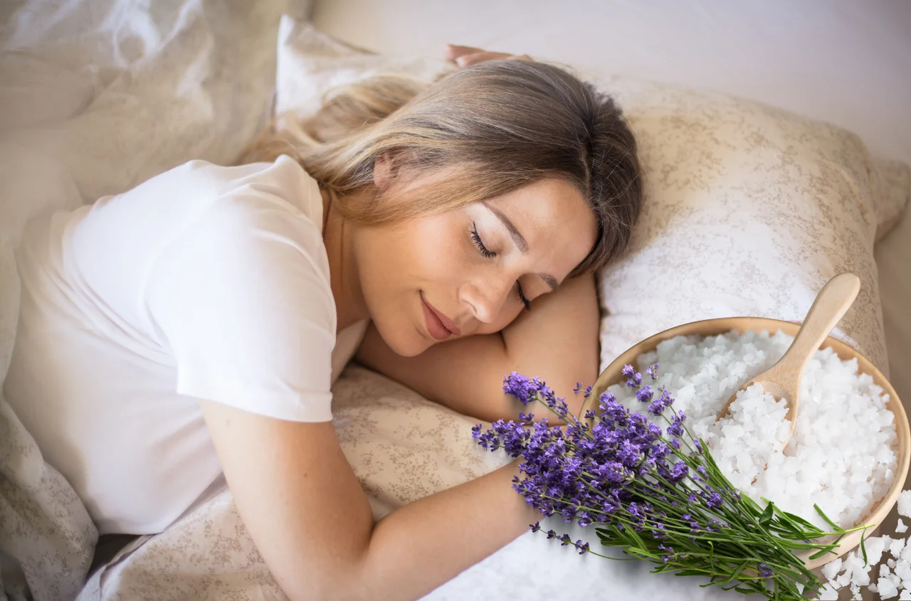 Postaw miseczkę z solą i lawendą przy łóżku – sen stanie się spokojniejszy!