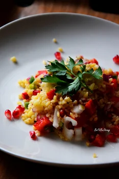 Turecka sałatka z kaszą bulgur i granatem