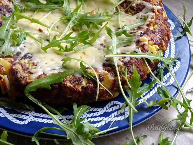 Klasyczna hiszpańska tortilla z ziemniakami i brokułem