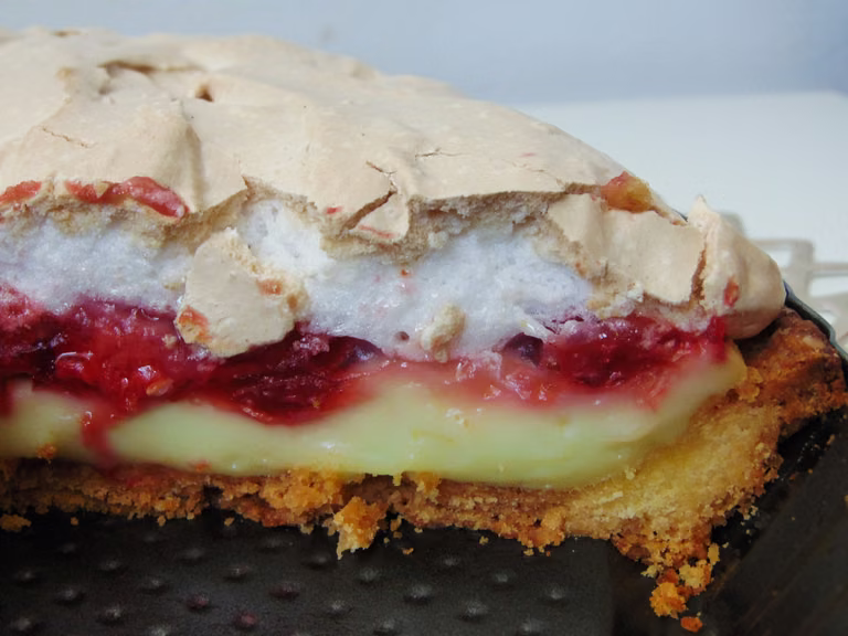 BUDYNIOWA TARTA Z TRUSKAWKAMI I BEZĄ