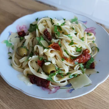 Linguine z suszonymi pomidorami i zielonymi oliwkami.