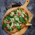 Wiosenna zielona pizza z pesto i szparagami