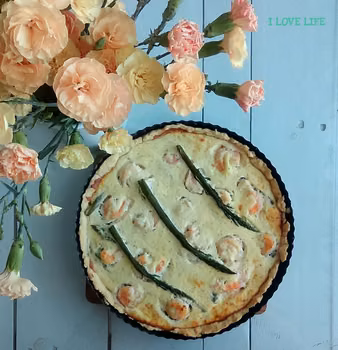Tarta z krewetkami i szparagami