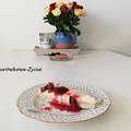 Tarta na mące kokosowej z budyniem i prażonymi śliwkami
