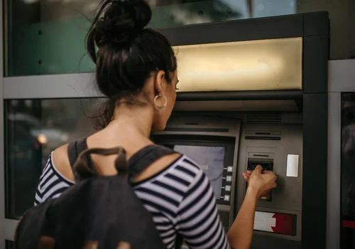 Wypłaty z bankomatów za granicą. Jak uniknąć wysokich opłat?