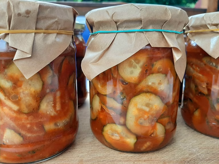 Ogórki w pomidorach do słoików
