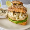 Burger z kurczakiem z salsą z kaparami
