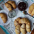 Rogaliki kruche z konfiturą