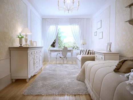 Biały pokój z włochatym dywanem