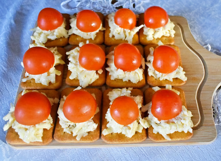 Krakersy z pastą serową i pomidorkami