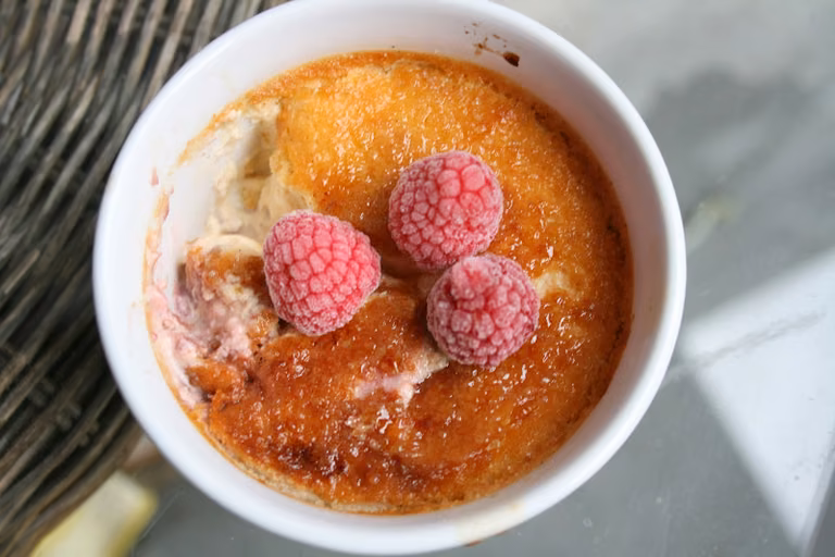 Creme brulee z malinami