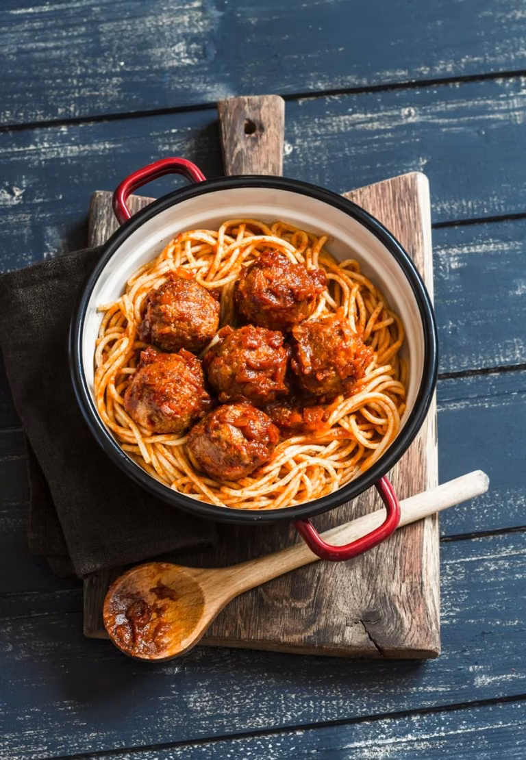 SPAGHETTI Z KLOPSIKAMI I SOSEM POMIDOROWYM
