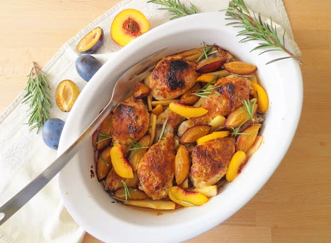 Pieczone pałki kurczaka z owocami w salsie miodowo-musztardowej