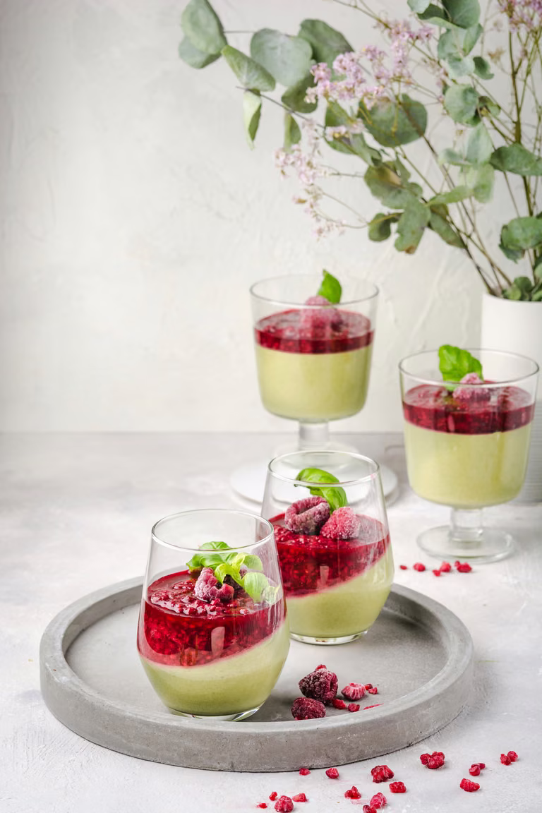 Jogurtowa panna cotta z matchą i malinami