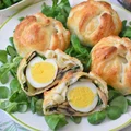 Jajka zapiekane w cieście francuskim ze szpinakiem i pieczarkami