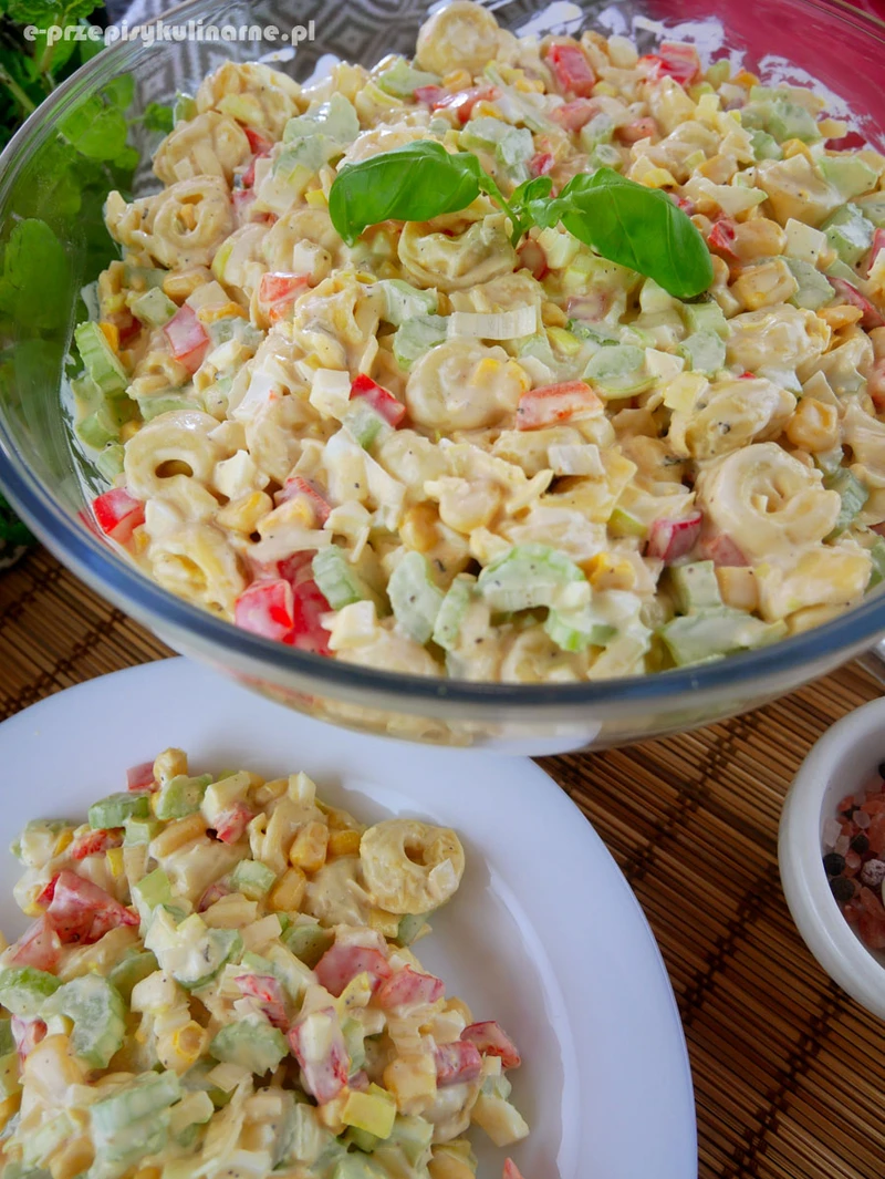 Sałatka z tortellini i selerem naciowym – wyśmienity przepis na sałatkę