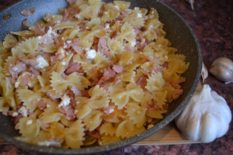 Makaron z wędliną
