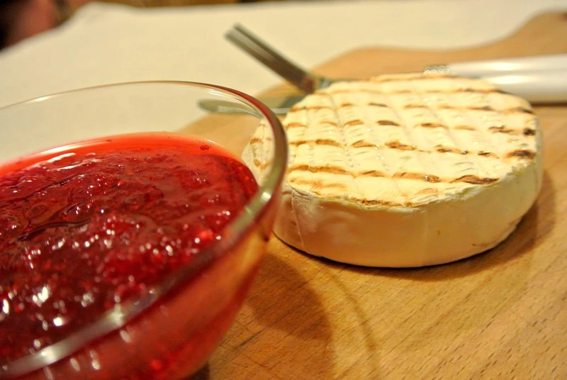 Grillowany camembert z żurawiną