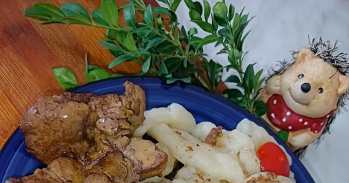 Kluski pszenne łyżką kładzione z wątróbką drobiową