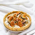 Tarta bez pieczenia z jogurtem greckim, figami, słonecznikiem i syropem klonowym
