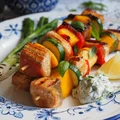 Szaszłyki z łososia z mango i sosem ziołowym. Przepis krok po kroku.