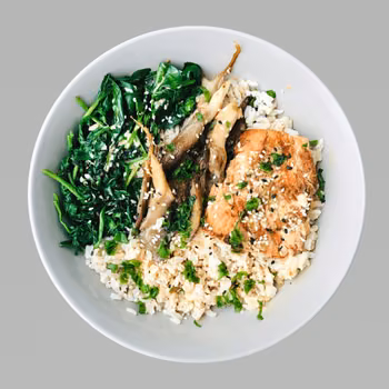 Buddha bowl z łososiem, szpinakiem i boczniakami