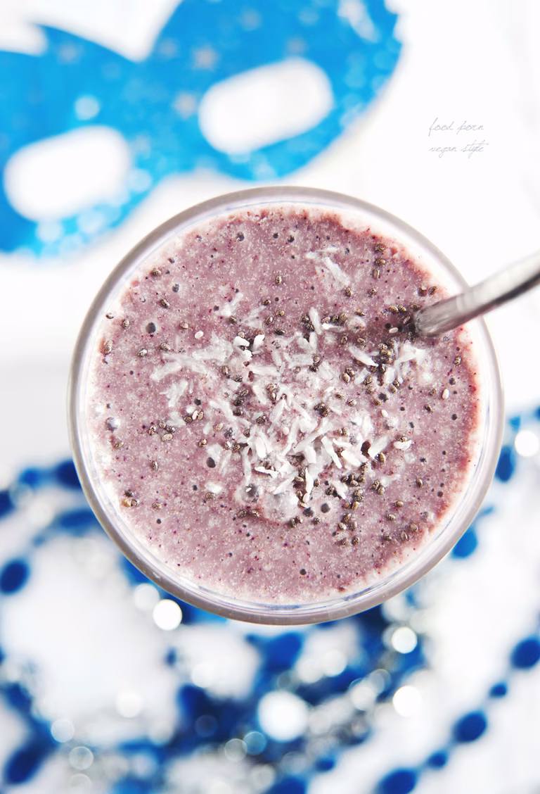 Zielone smoothie na kaca lub pożywne śniadanie