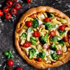 Pizza z kurczakiem curry i brokułami