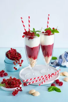 Lekki i zdrowy - jogurtowy deser porzeczkowo-malinowy