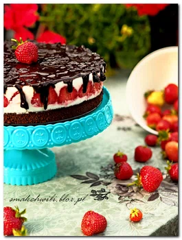 Sernik na zimno z truskawkami na czekoladowym spodzie