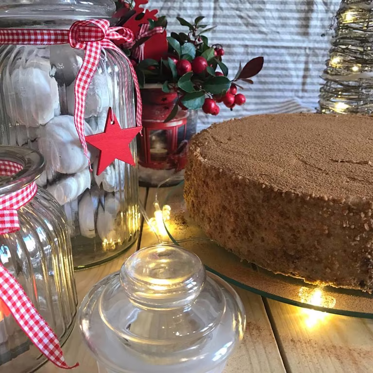 Tort cynamonowy z powidłami śliwkowymi