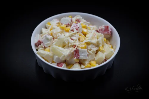 Sałatka z paluszkami krabowymi (surimi)