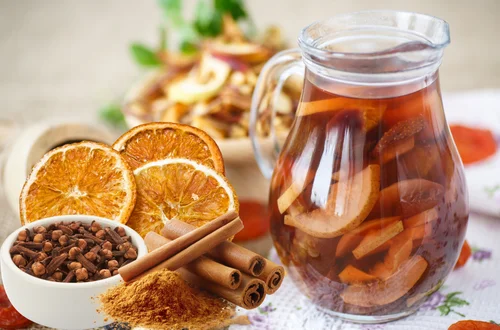 Czym doprawić kompot z suszu, żeby nie smakował jak woda z wędzarni?