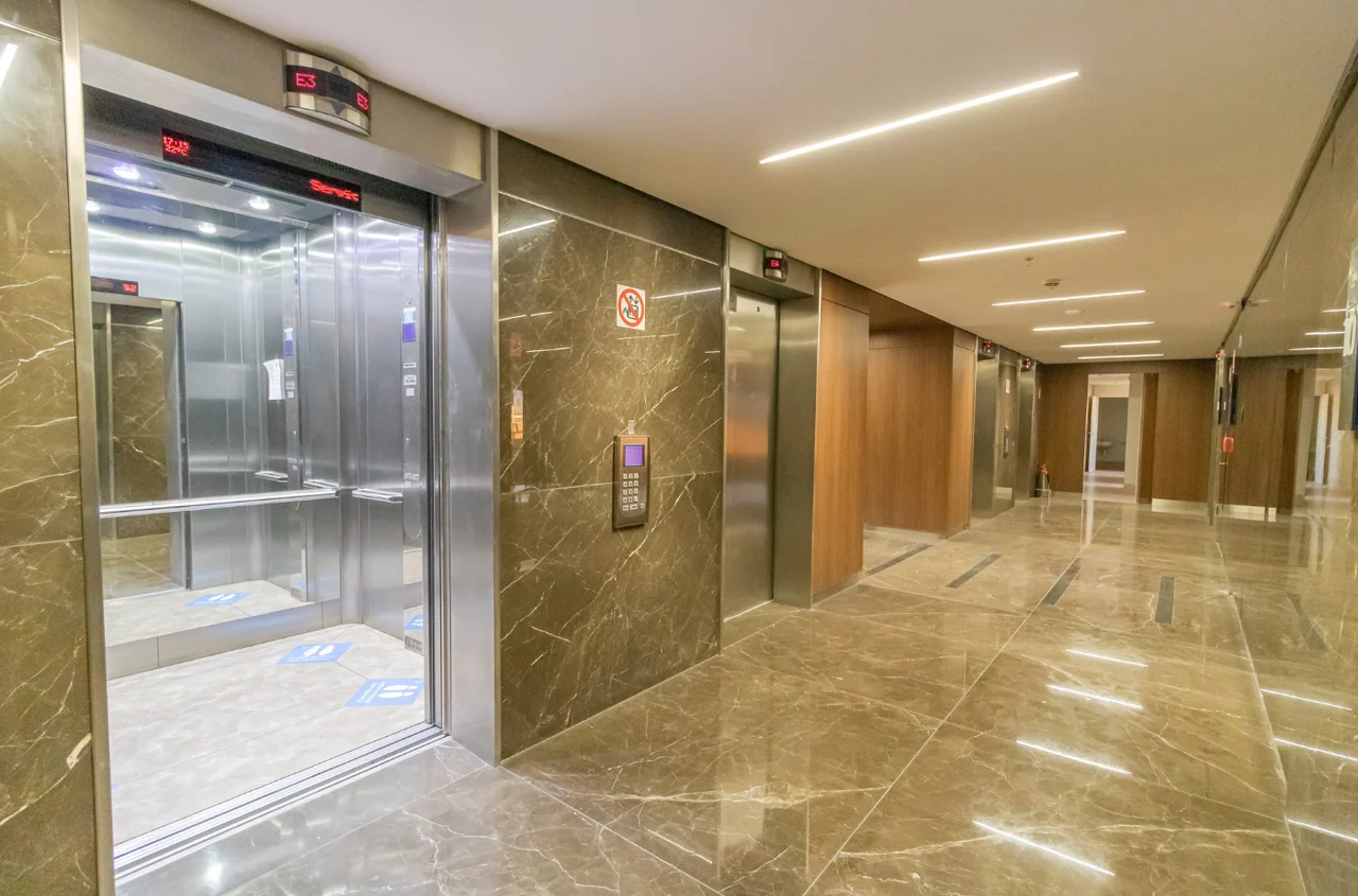 Dlaczego w prawie każdej windzie jest lustro?  5 ważnych powodów, które mogą zaskoczyć