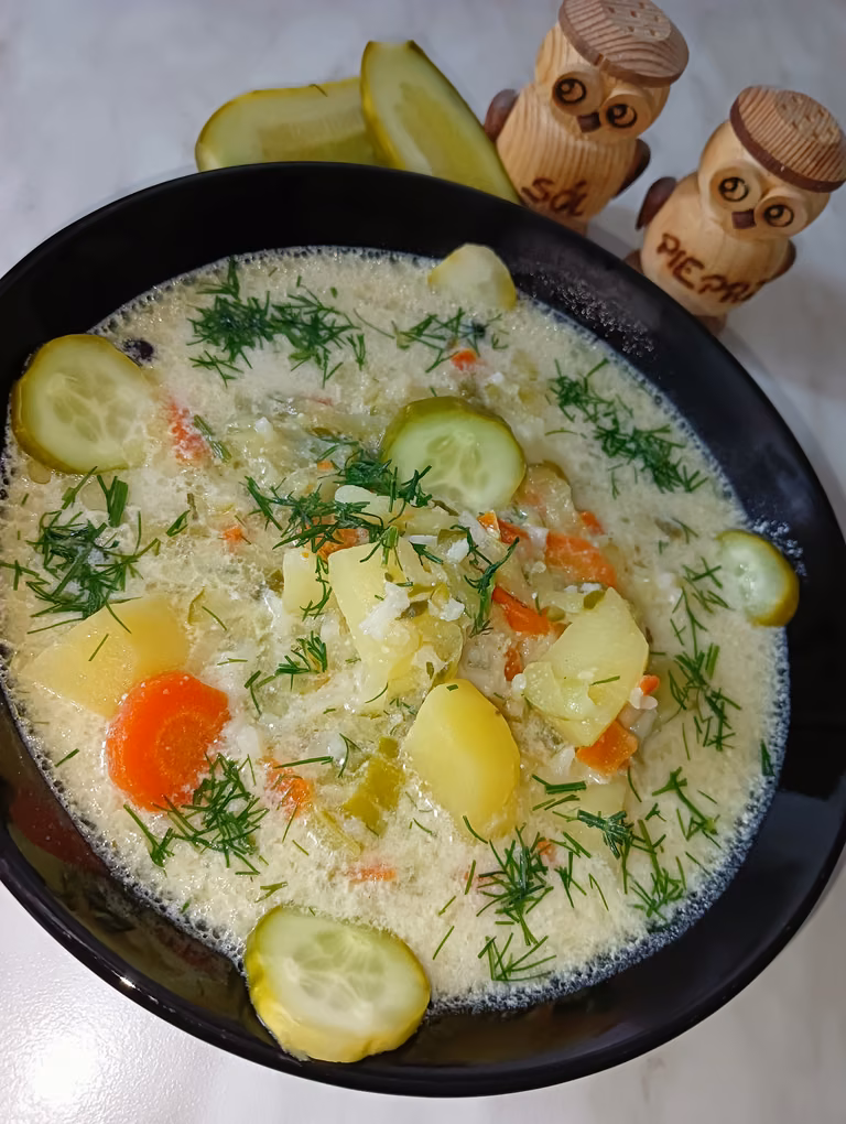 Zupa ogórkowa z ogórków małosolnych