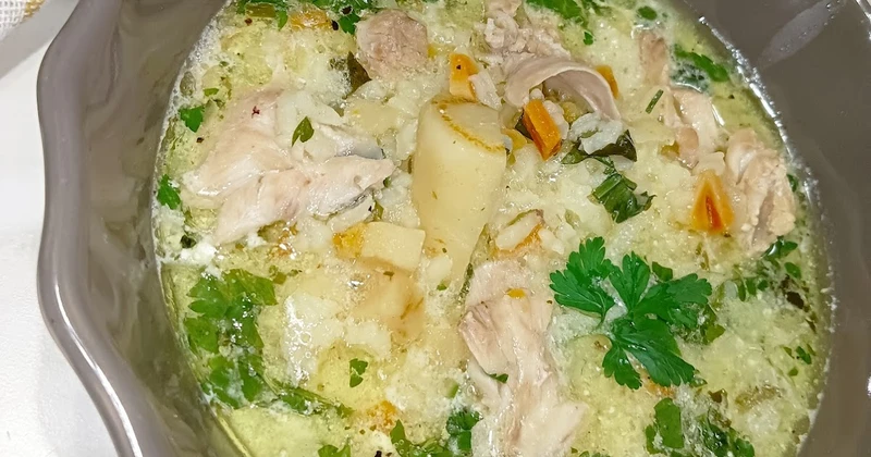 Zupa ryżowa z kwasem od ogórków kiszonych, zabielana