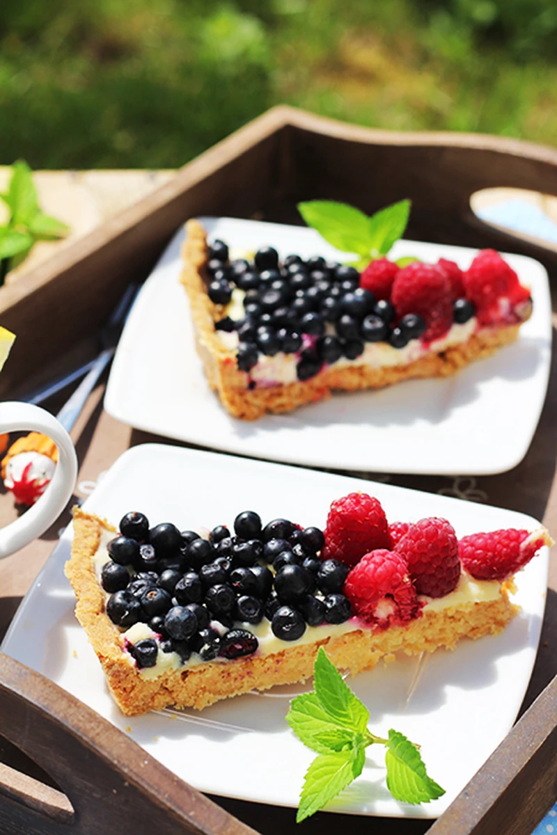 Tarta z białą czekoladą, jagodami i malinami