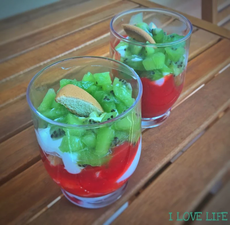 Owocowy deser z truskawkami i kiwi