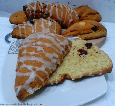 Scones II- z żurawiną.